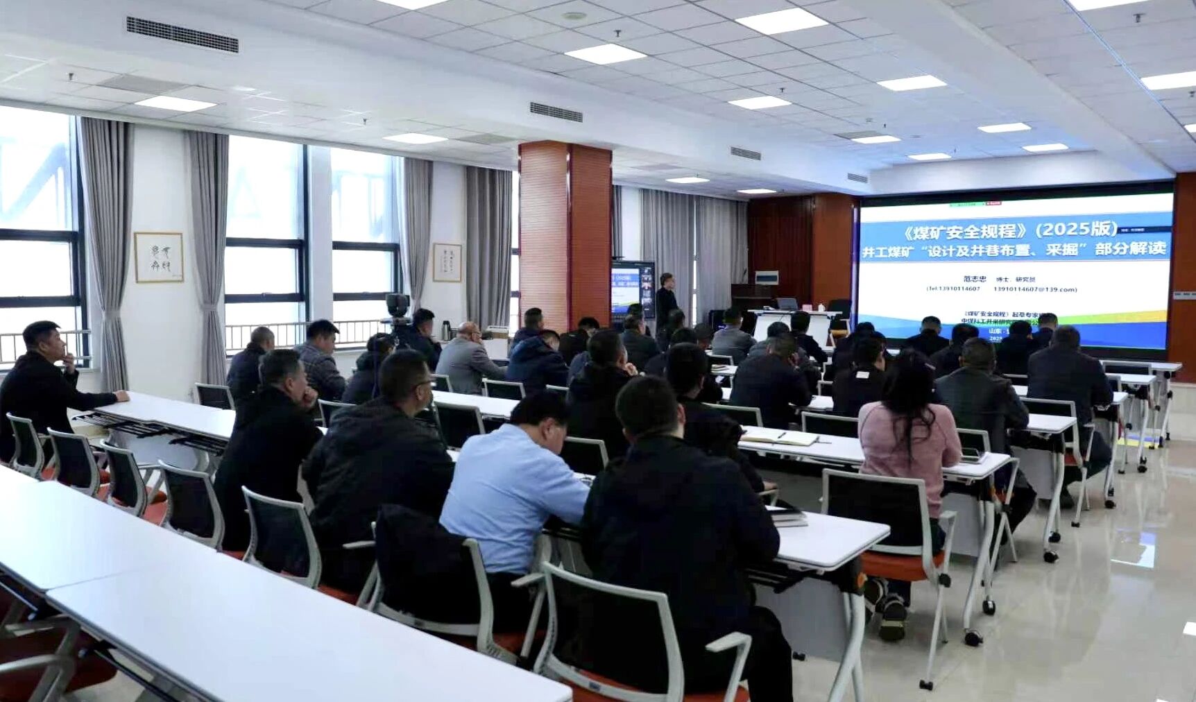 聚焦采掘開(kāi)拓 筑牢安全根基——宏河集團(tuán)開(kāi)展 2025 版《煤礦安全規(guī)程》采掘開(kāi)拓專(zhuān)題宣貫培訓(xùn)